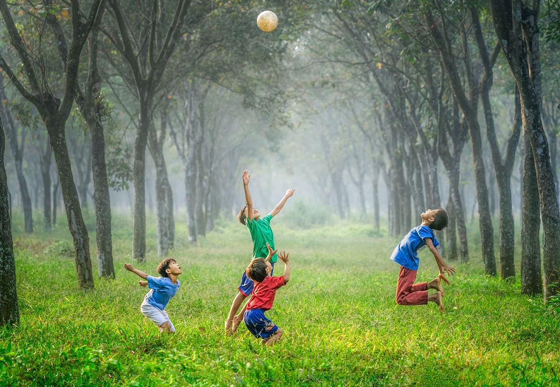 ボール遊びをする子供たち