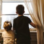 窓の外を見ている子ども