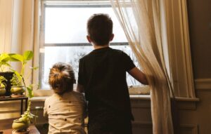 窓の外を見ている子ども