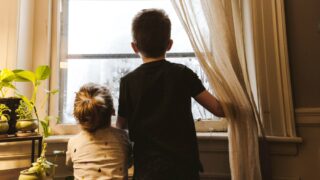 窓の外を見ている子ども